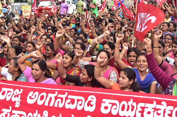 ತರಕಾರಿ-ಮೊಟ್ಟೆಗೆ ಮುಂಗಡವಾಗಿ ಹಣ ನೀಡಲು ಒತ್ತಾಯಿಸಿ ಅಂಗನವಾಡಿ ಕಾರ್ಯಕರ್ತೆಯರ ಧರಣಿ